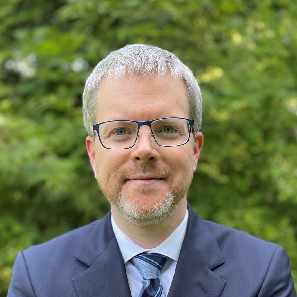 Headshot of brian minns outside